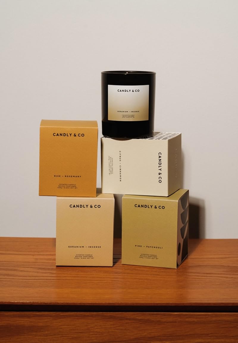 Candly&Co Nr.4 Kiefer-Patchouli/Luxus-Duftkerze/ 100% Soja/Rauchglas/Docht aus Baumwolle/ 250g/ Kiefer, Patschuli, Sandelholz, Zedernholz, Eichenmoos, cremige Vanille, Balsamtanne/Handgefertigt in EU