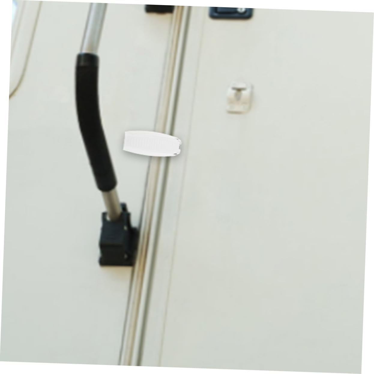 OUNONA 2pcs Rv Door Holder Latch Durable Baggage Door Catch for Pop-up Campers and Cargo Trailers Easy Installation Secure Rv Storage Clips