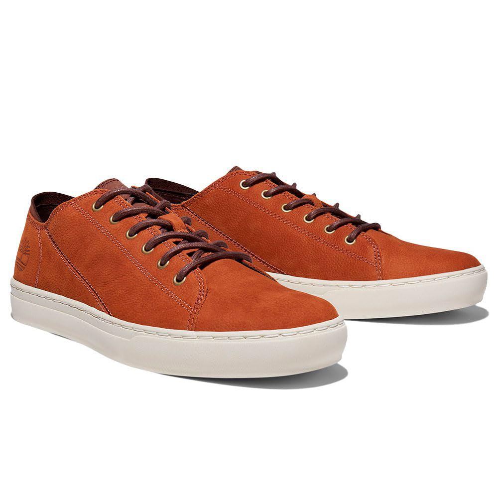 Diese Chukkas für Herren sind aus Leder von verantwortungsbewussten Gerbereien und mit einem Futter aus recyceltem Leder versehen. Das gepolsterte Fußbett sorgt für dauerhaften Halt und Stoßdämpfung.Laufen Sie mit einem Paar Chukka Boots entspannt ins Wochenende. Mit ihrem außergewöhnlichen Finish geben diese lässigen Herrenstiefel Ihrem Freizeitlook einen coolen Touch. Der Chukka Boot aus der Herrenkollektion ist ein Klassiker von Timberland und nicht nur besonders bequem, sondern hält auch ein Leben lang. Also wählen Sie Ihr Lieblingspaar Chukka Boots aus Wildleder oder Leder und starten Sie entspannt in die Freizeit.