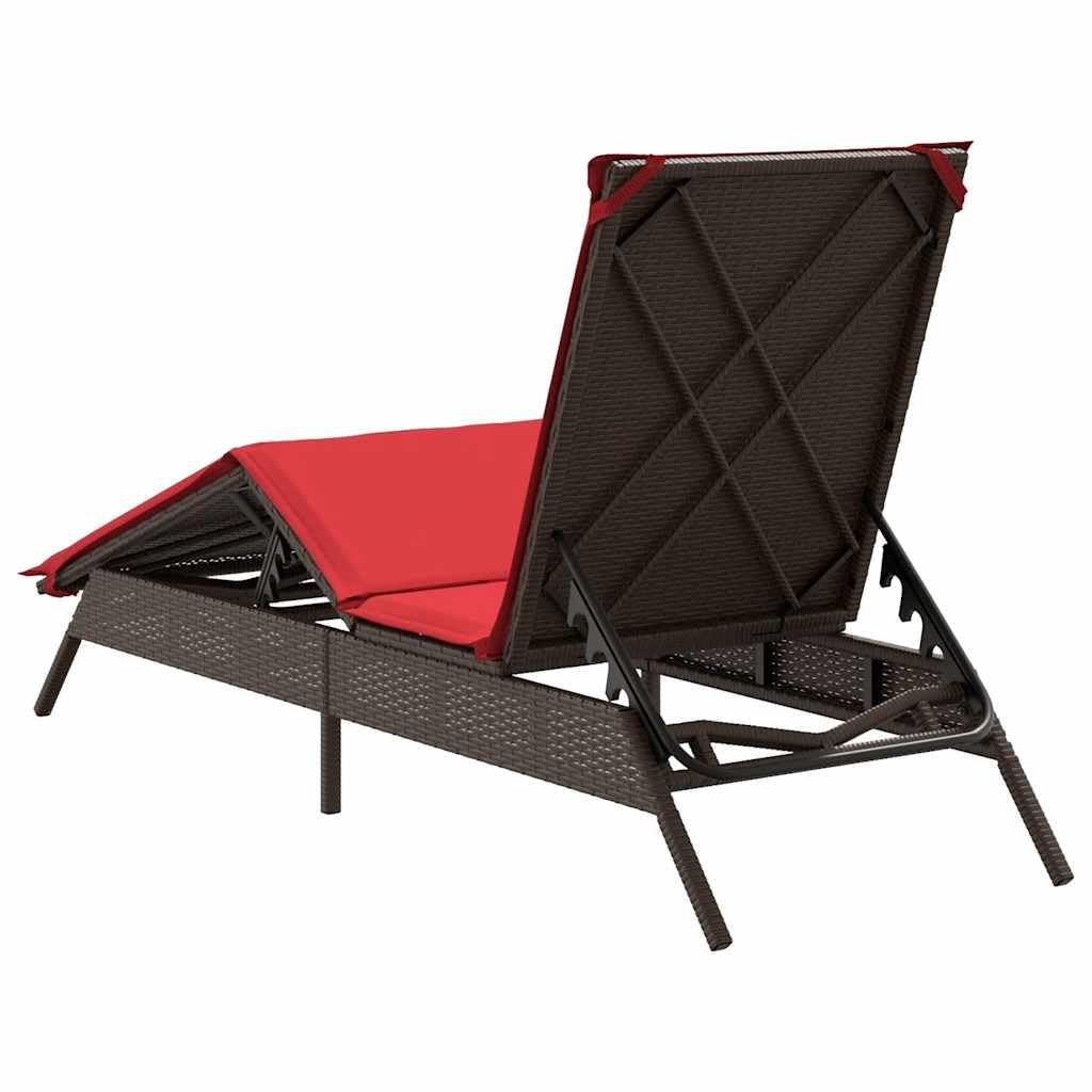 Lettino Prendisole da Giardino in Polyrattan Marrone | Sdraio regolabile per giardino e piscina con cuscino rosso imbottito e sfoderabile per momenti di relax all'aperto.