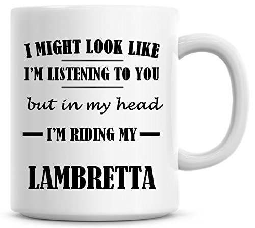 Tazza da caffè con scrittaI might look like I'm