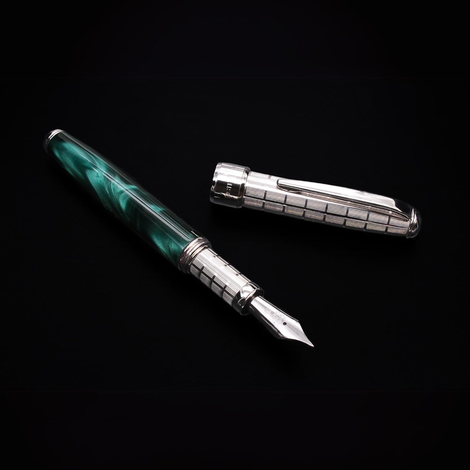 Grifos - Füllfederhalter aus Sterlingsilber und grünem Harz - Silberne Details - Nachfüllbares Schreibgerät - Handwerkliche Eleganz - Made in Italy