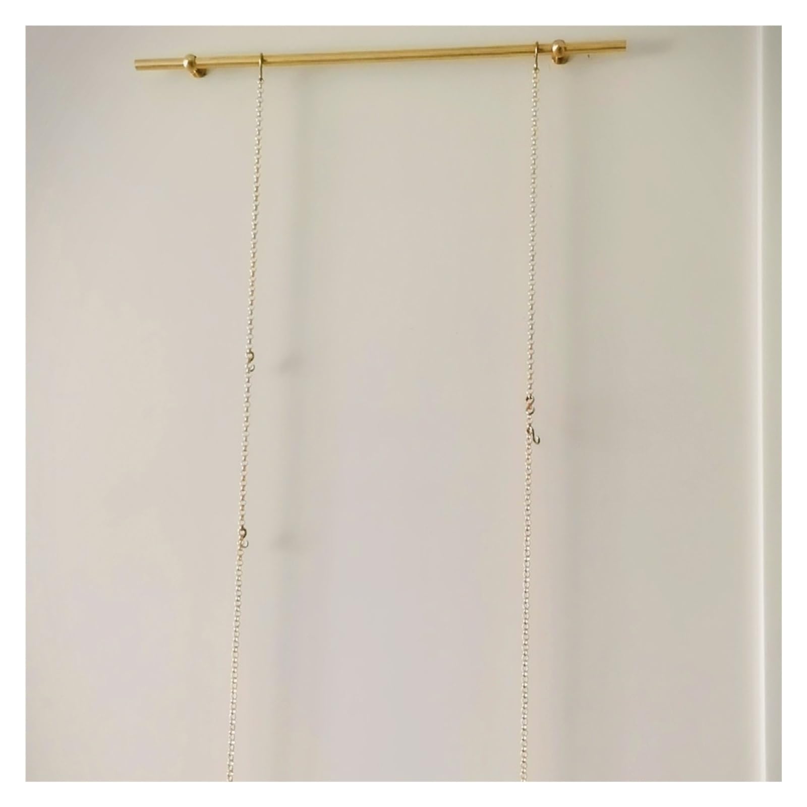 Nagelfreies Galerie-Wandschienen-Aufhängesystem – Verstellbarer Bilderrahmen-Aufhängedraht mit Haken und Beschlägen, kürzbare Messing-Schienenstange (67 cm) für einfaches Präsentieren von Ku