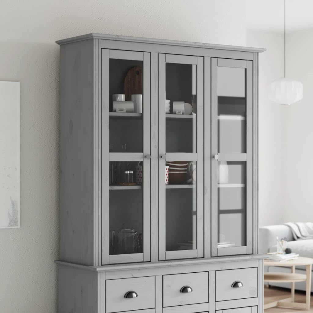 Armario vitrina con puertas de cristal BODO en color gris de madera de pino maciza, ideal como accesorio para cómoda o aparador, con varios estantes y tiradores metálicos de estilo francés.