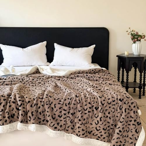 Chickwin Couverture Chaude, 7 TOG Style Léopard Couverture en Flanelle Sherpa Moelleuse Épaisse Douce Jeté de Lit Hiver Microfibre Confortable Réversible Couvre Lit (Marron Clair,150x200cm)