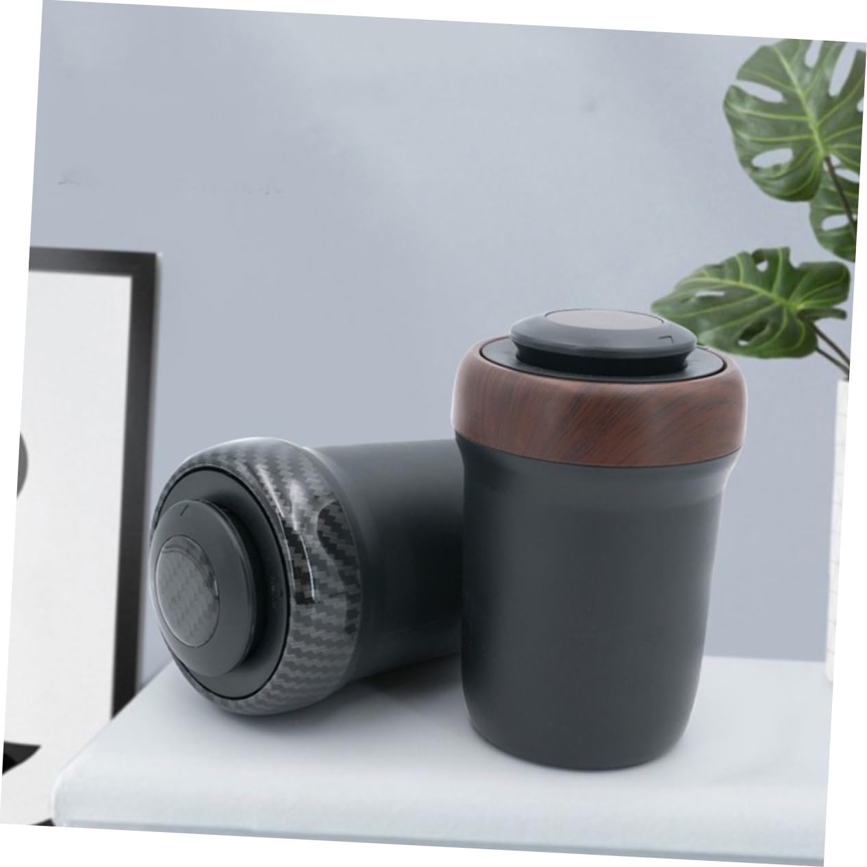 ULTECHNOVO 2 Szt. Przenośny Trwały Samochodowy Popielniczka z Ceramiczną Wkładką Zapalniczką Łukową i Podświetleniem Akcesorium Do z Pokrywką Zapobiegającą Zapachowi Idealny Do Biura i Domu