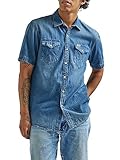 Reguläre Passform. Dieses Jeanshemd verfügt über eine bequeme Passform durch die Schultern und eine reguläre Passform durch den Körper für einen Look, der sich sehr lässig anfühlt und zusammengefügt ist, alles gleichzeitig.