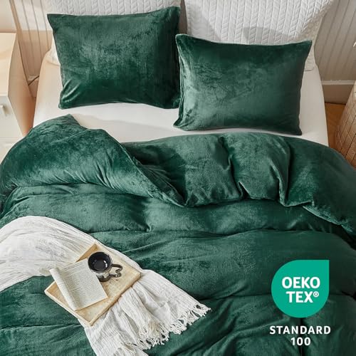 Image of WARMDERN Emerald Green Velvet Duvet Cover Set Full Size, Luxury Milk Velvet Bedding Duvet Cover with Zipper Closure, 3pcs Ultra Soft Duvet Covers for All Seasons, 80 inch x 90 inch, Emerald Green