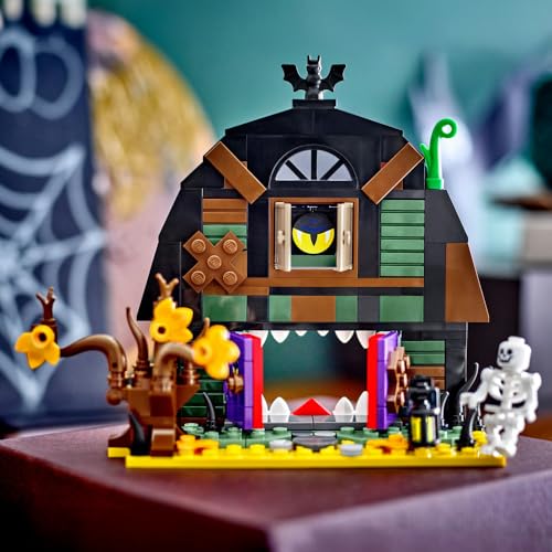 LEGO La Grange d’Halloween - Jouet de Construction avec Squelette & Accessoires Terrifiants Dont Chauve-Souris & Lampes - Décoration Halloween - Cadeau Original pour Garçon ou dès Fille 8 Ans 40721