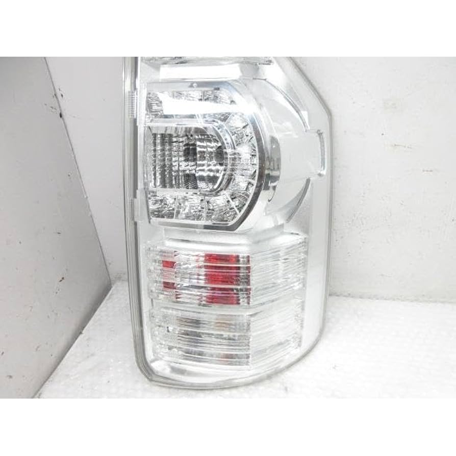 Amazon | 25年ヴォクシー DBA-ZRR70W 右テールランプ テール