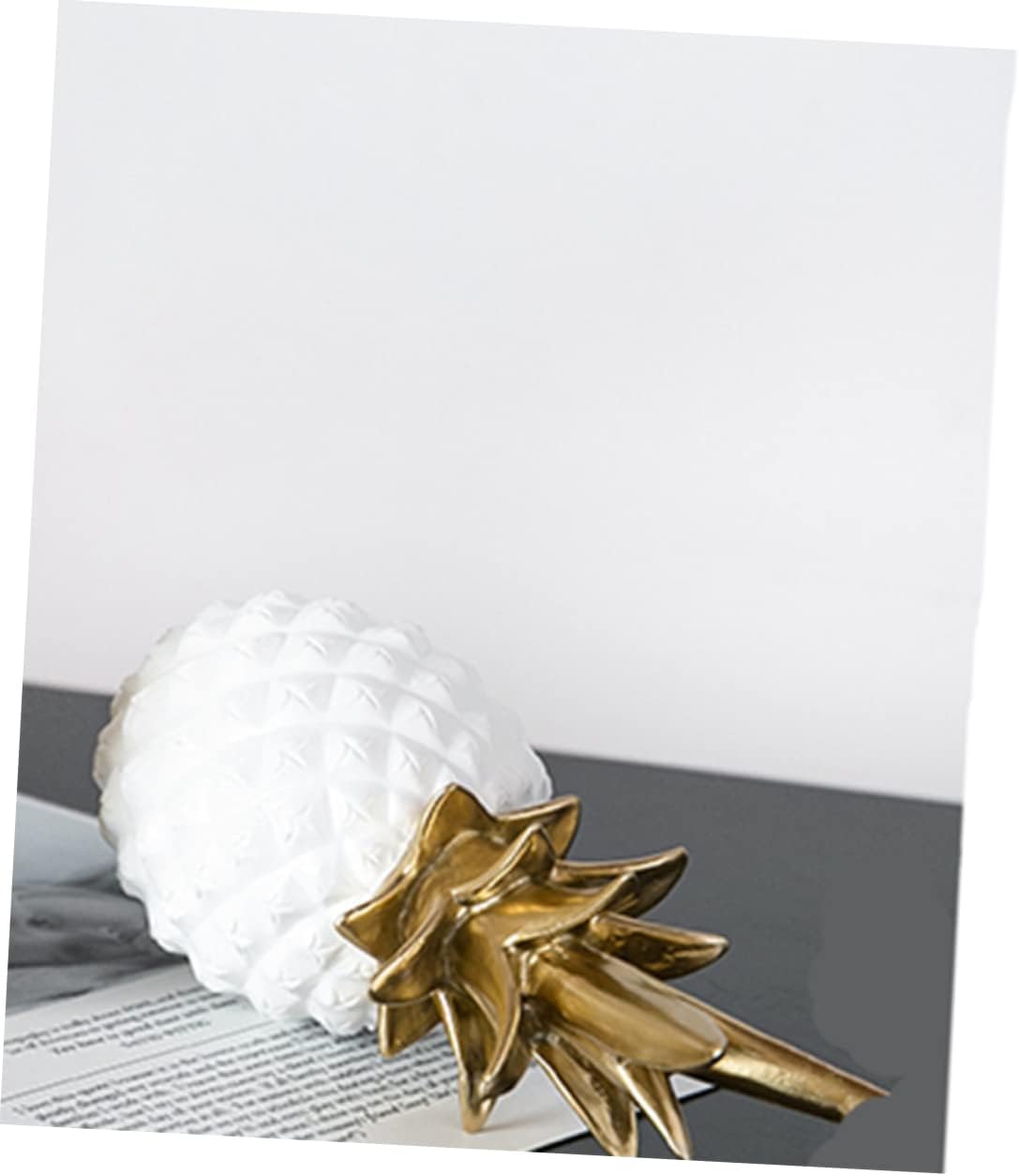 Ceramic Pineapple Table Ornament Lifelike Simulation Decoration for Home Kitchen and Living Room Stylish White Faux Fruit Craft for Garden and Indoor Decor