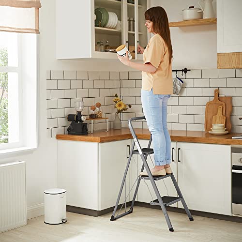 SONGMICS Trittleiter, Leiter mit 3 Stufen, Klapptritt, Klappsicherung, einfach zu verstauen, bis 150 kg belastbar, Taubengrau GSL003GY01