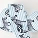 Peluche Addict Berisfords Zebra Stripes Nastro su bianco e blu pallido – 25 mm di larghezza