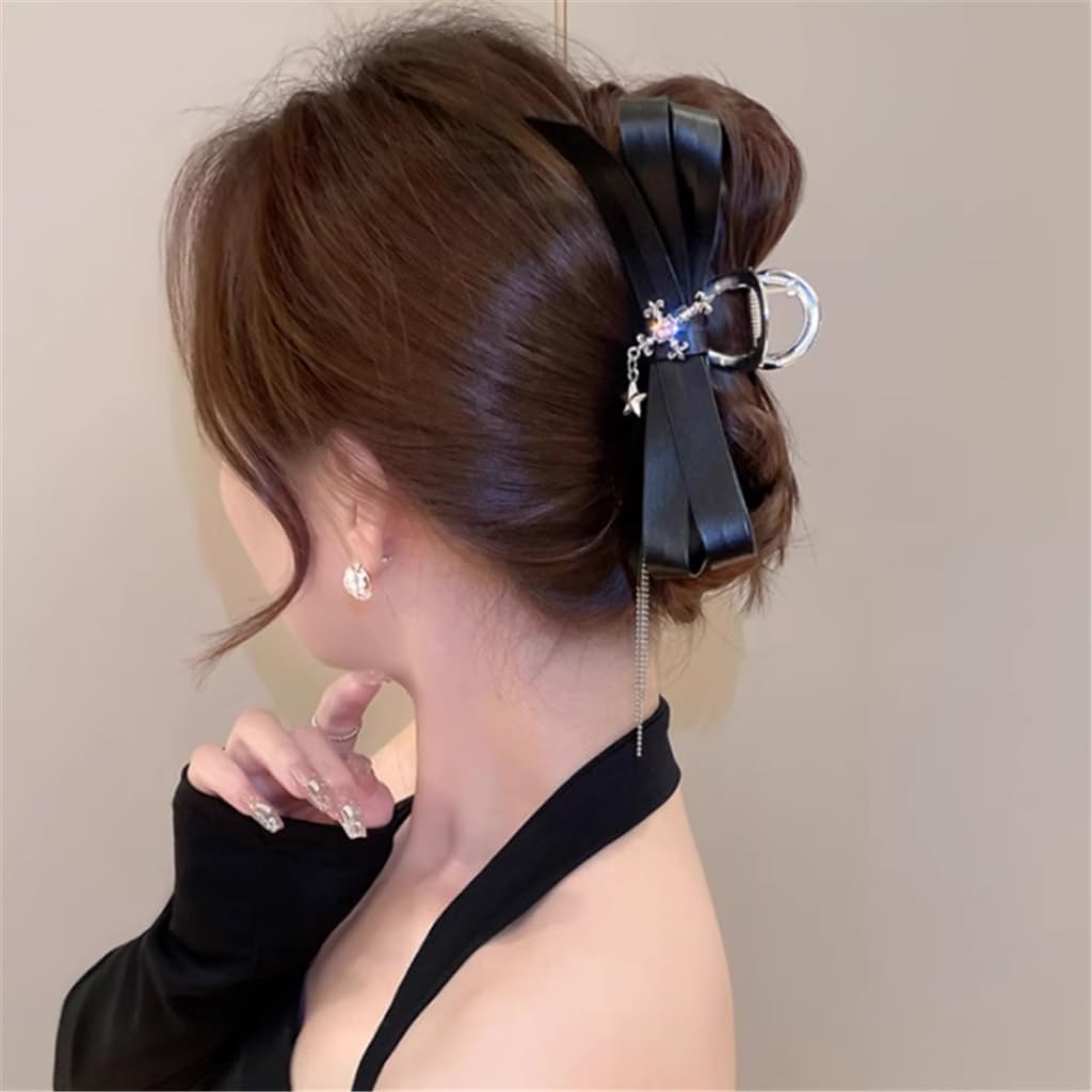 Pince à cheveux requin argentée avec pompon étoile en strass pour coiffure femme