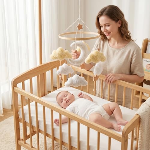 Mobile bébé en bois et nuages doux déco chic pour berceau beige