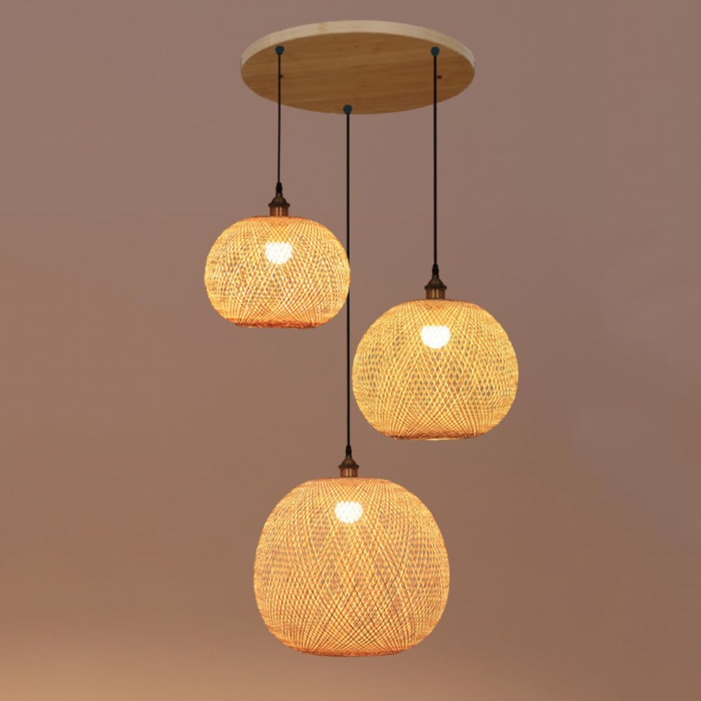 Suspension à 3 lumières en rotin pour éclairer un îlot de cuisine sombre