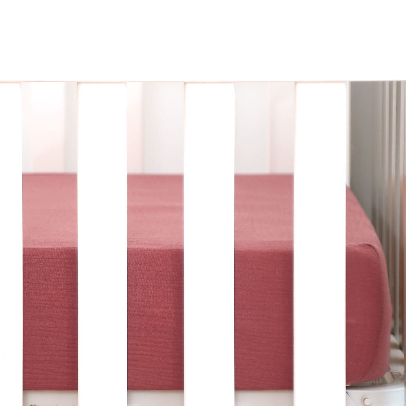 GRSSDER Sábana de muselina suave para cuna, 1 paquete, sábanas de cuna 100% algodón para niños y niñas, se adapta a colchones estándar de cuna de 52 x 28 pulgadas, seguro y cómodo, color rojo vino