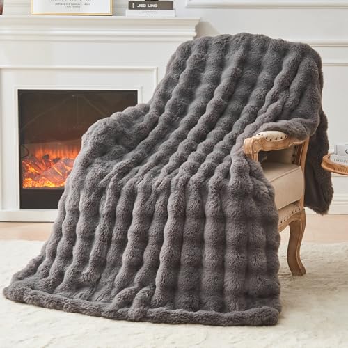 EMME Manta de piel sintética tamaño King, color gris oscuro, manta acogedora de conejo de burbujas grandes para sofá, manta gruesa de felpa peluda, 108 x 90 pulgadas