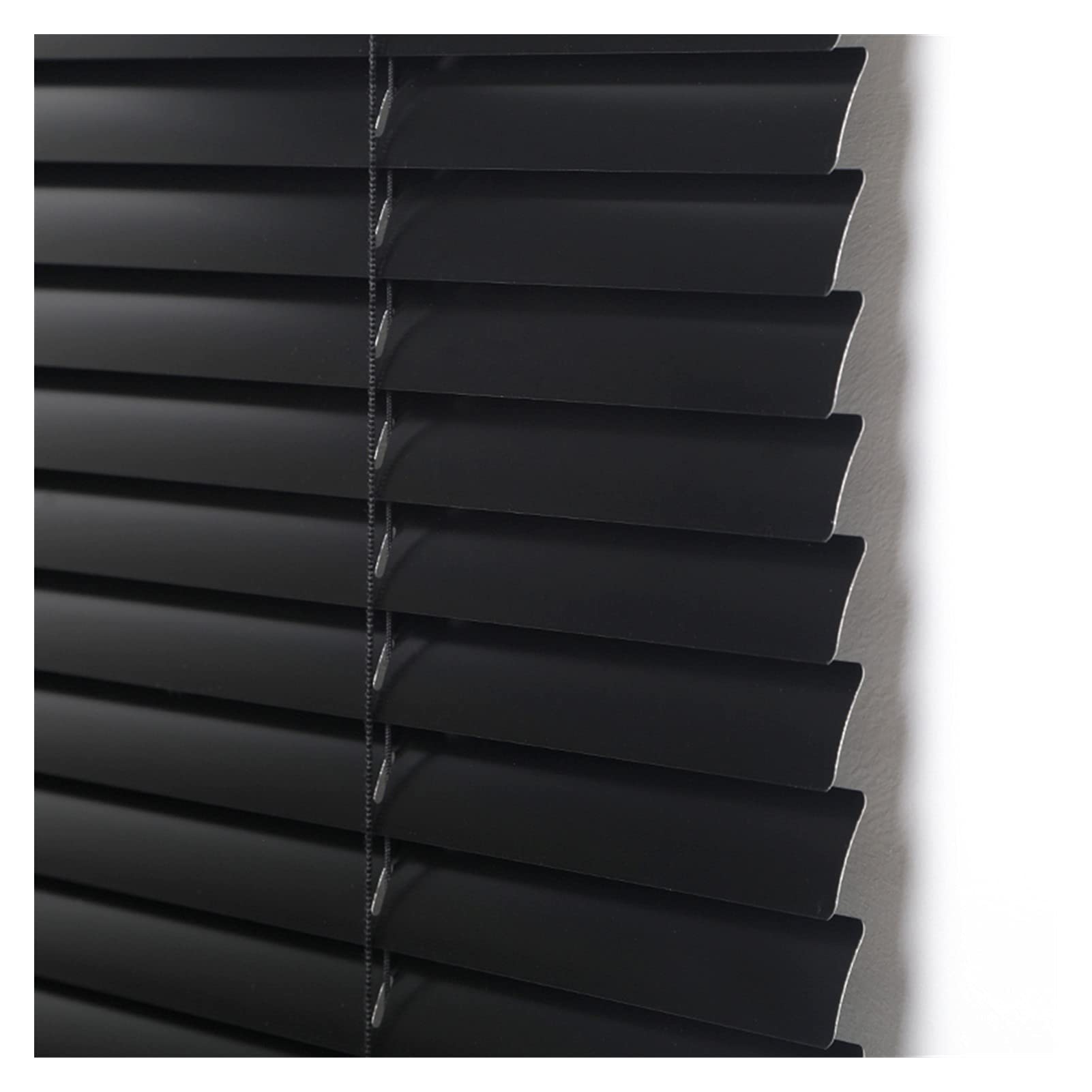 Persianas opacas de aluminio contra la entrada de luz exterior en ventanas grandes
