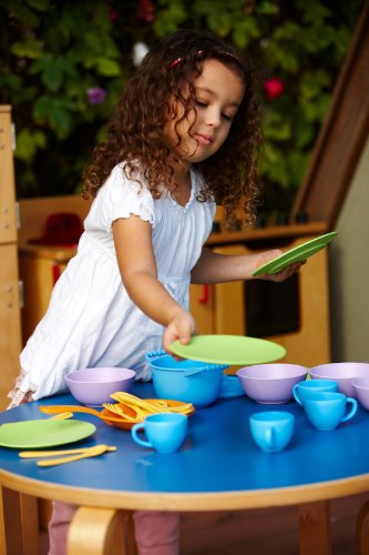 Jeu d'imitation cuisine pour enfant avec set de vaisselle et accessoires de dinette
