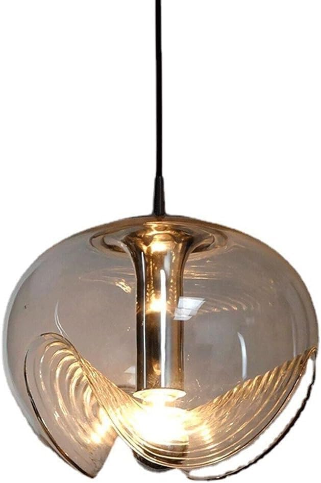 Créativité nordique pour îlot de cuisine sombre grâce au lustre suspendu