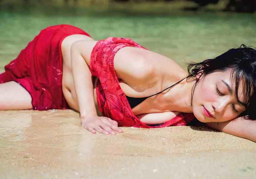 遠藤久美子　生写真 駿河屋 -<中古>遠藤久美子/全身・衣装白・座り・左向き/公式生