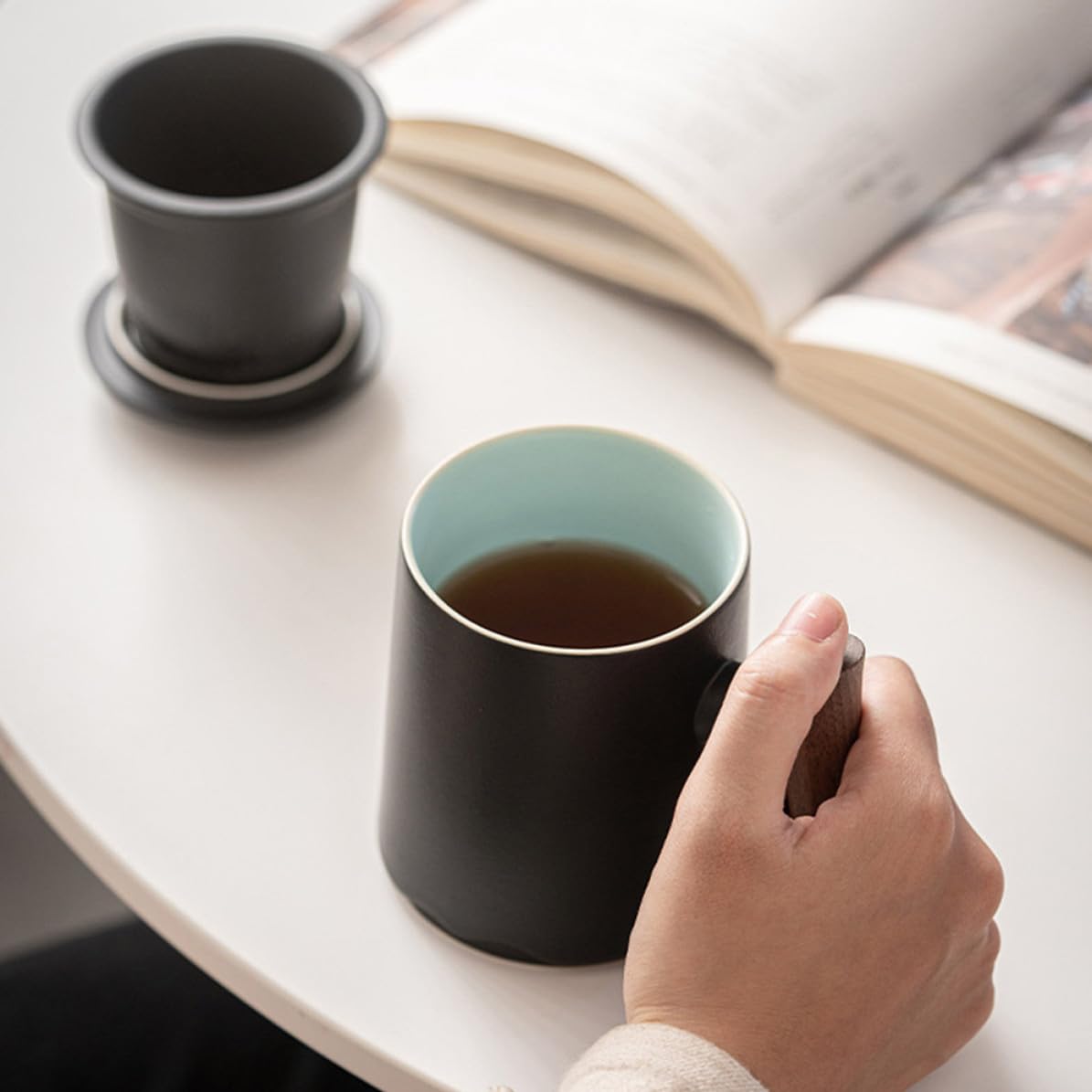 ibasenice Taza de Té con Diseño Elegante con Filtro Incorporado de Cerámica Negra y Mango de Madera de 360ml y Capacidad Grande para Diversas Ocasiones