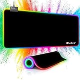 🎮【Operación Fácil】Plug and play. Esta alfombrilla de ratón RGB retroiluminada funciona con USB y funciona sin controladores. Hay un botón al lado del mouse pad que puedes usar para cambiar o apagar las luces. Haga clic para cambiar el modo de luz, haga doble clic para cambiar el brillo.