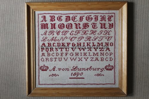 Handstickerei - Alphabet in 4 verschiedenen Schriftstilen, unten mittig eingestickter Namen mit Kronen begrenzt, 1890. Rotes Garn auf Leinen