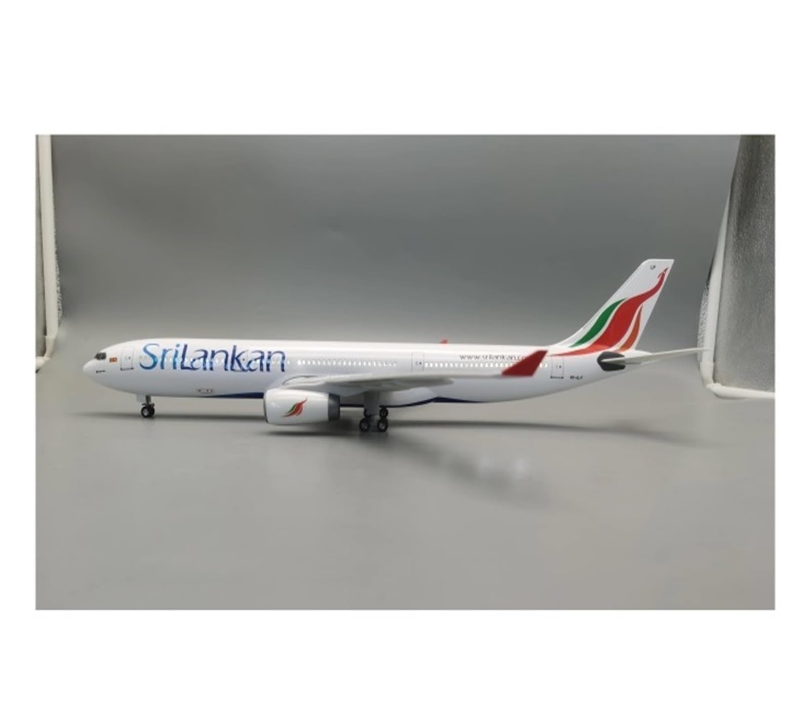 Modellini in scala Aerei 1:135 Scala Per Srilankan Airbus A330 Modello Di Aeroplano In Resina Pressofusa Collezione Aeromobili Display