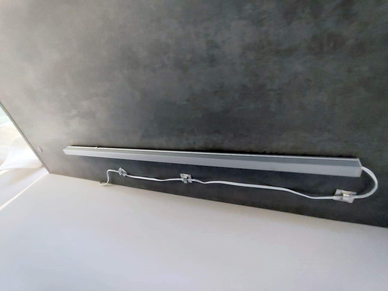 BERNSTEIN - Réglette éclairage bande LED lumineuse adhésive sous meuble de salle de bain Blanc froid 60cm - Aluminium - 6000K