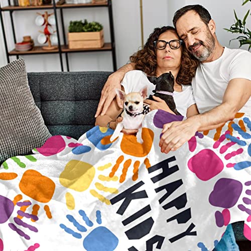 Couverture polaire légère en peluche colorée fin aux frissons sur le canapé - 7