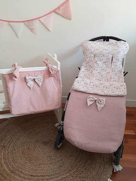 Conjunto universal de saco de invierno y bolsa de carro. Diseñado y confeccionado en España (waffle rosa con flores)