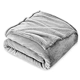 Plaid Barcelona modelo matrimonial, ofrece comodidad y calidez en un forro polar suave. Es la manta de invierno perfecta para tu cama o sofá, disponible en una variedad de colores encantadores para satisfacer tus gustos personales.