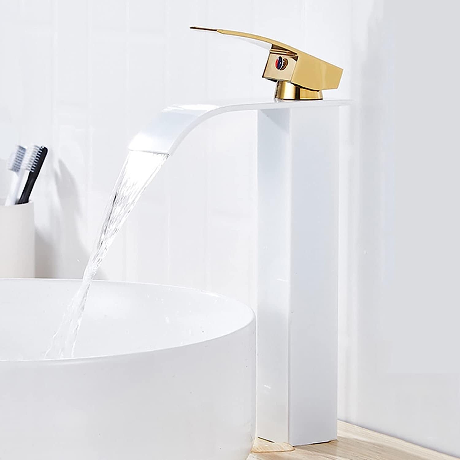Mitigeur eau chaude et froide monocommande à effet cascade naturelle