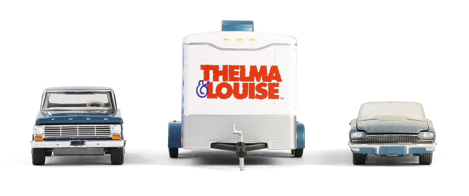 Greenlight 31180 (31180-B | 1:64 Hollywood Hitch & Tow Series 13 - Thelma & Louise - 1966 Thunderbird Cabrio - Staubbedeckt (Top-Down) mit 1967 F-250 & geschlossenem Autotransporter