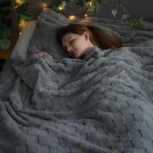 NEWCOSPLAY Super Soft King Blanket Grey Premium Silky Flannel Fleece 3D Checkered Lightweight Bed Blanket All Season Use (Grey Checkered, King(90"x110"))