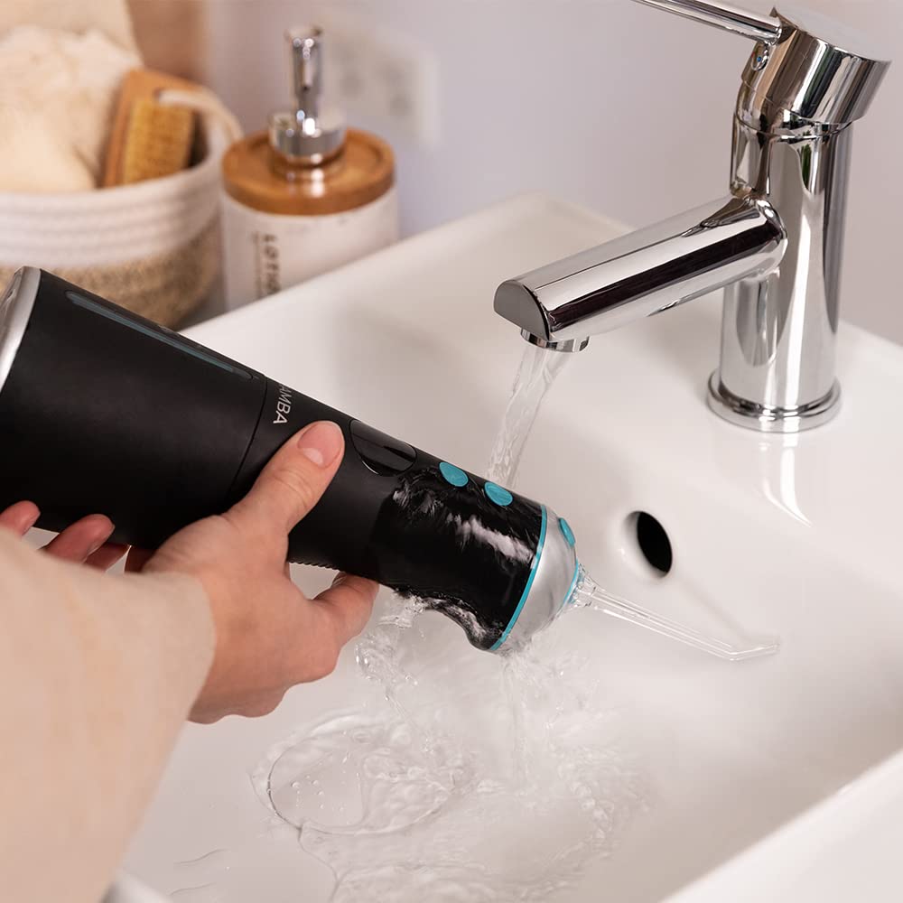 Cecotec Portil Boral Boral Irrigador Bamba 1100 Jet Liberty. 6 modalità di utilizzo e 6 ugelli, schermo a LED, capacità 280 ml, 8 impostazioni di pressione, IPX7, carico USB e borsa da viaggio