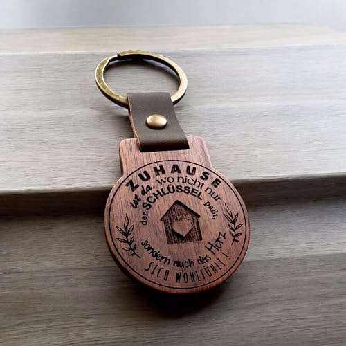 FORYOU24 Schlüsselanhänger mit Gravur aus Nuss Holz mit Gravur-Spruch - Zuhause ist da! - mit Lederband und Schlüsselring gravierte Geschenkidee