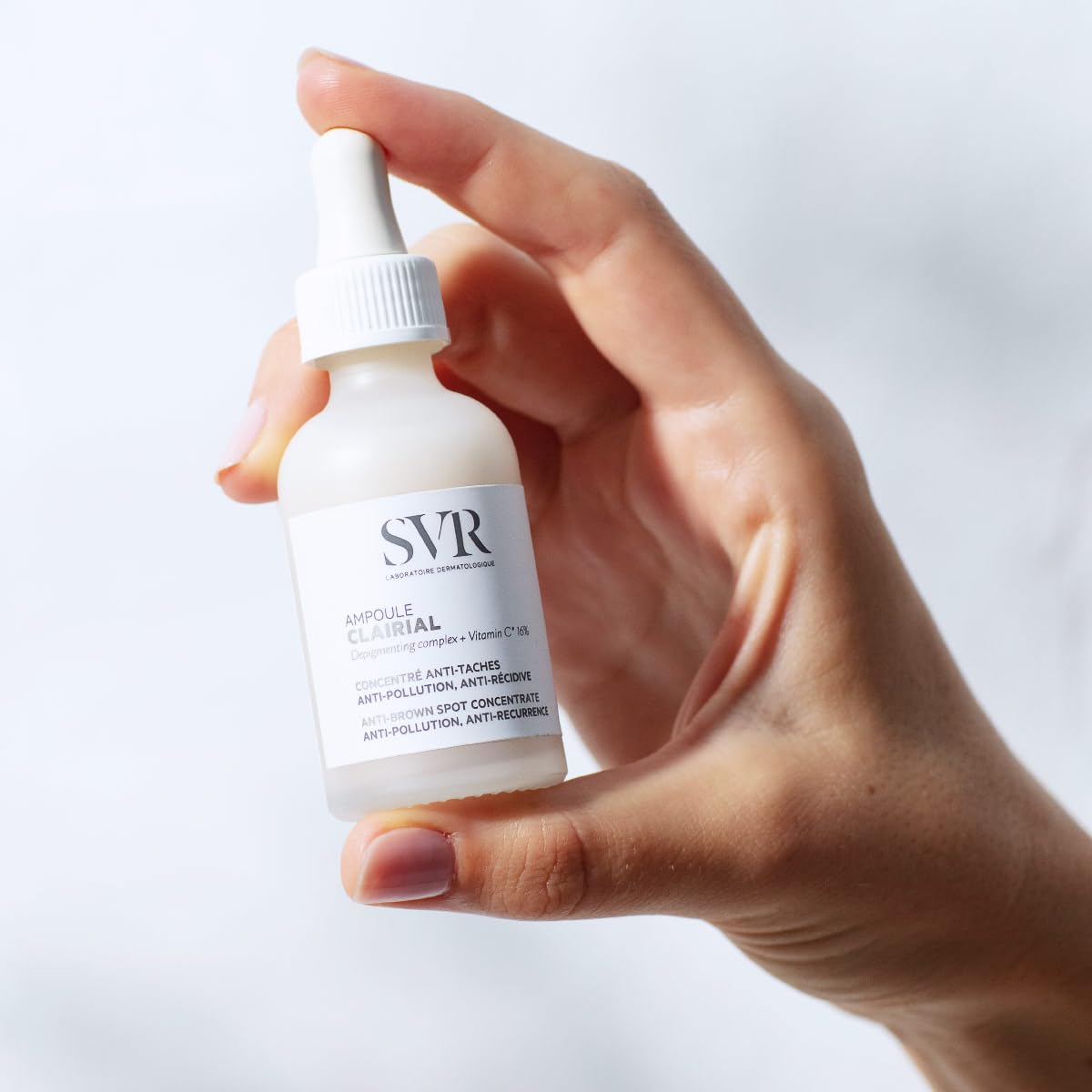 SVR - Ampolla clarial - Concentrado de triple acción anti-manchas oscuras - Para piel sensible propensa a la hiperpigmentación - Complejo despigmentante 14%, vitamina C optimizada 2% - 30 ml