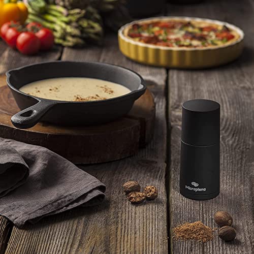 Foto von Microplane Gewürzmühle Schwarz für Muskatnuss, Zimt, Tonkabohnen, Langpfeffer und andere getrocknete Gewürze