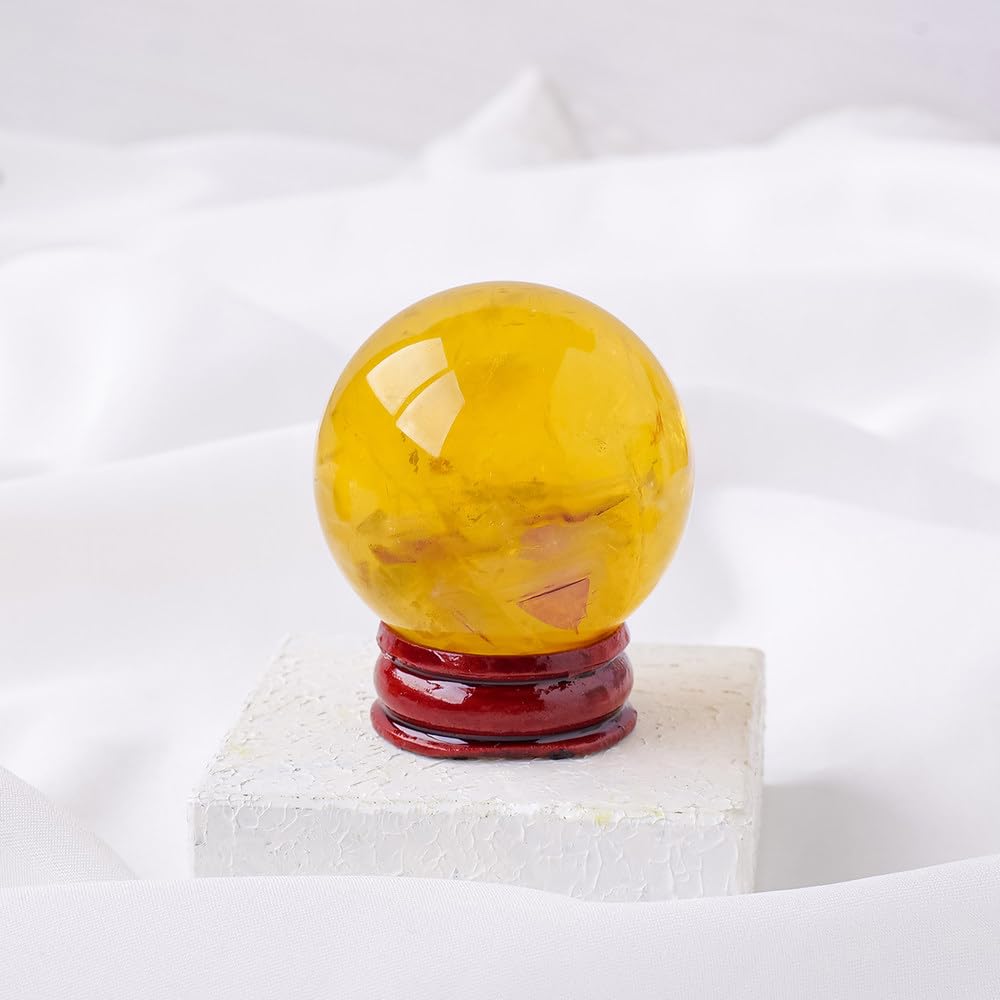Fluorite jaune naturelle en sphère de cristal avec base en bois, objet déco minéral