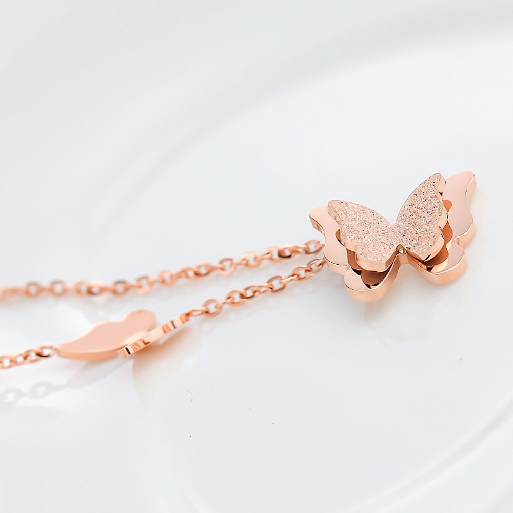 Kim Johanson Edelstahl Damen Schmuckset "Schmetterling" Halskette mit Anhänger, Ohrringe und Armreif in Roségold inkl. Schmuckbeutel