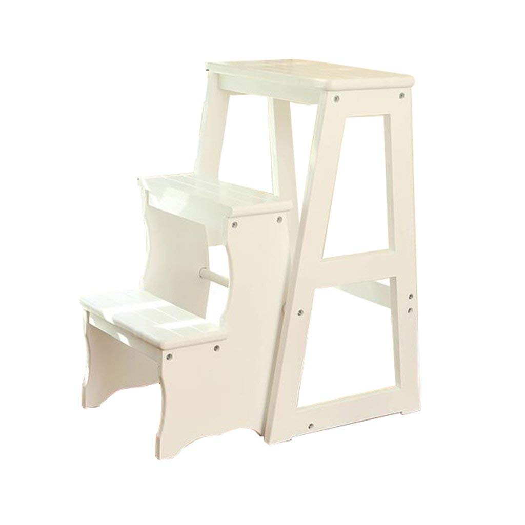 Marchepied en bois blanc chaleureux pour une maison ordonnée et accueillante