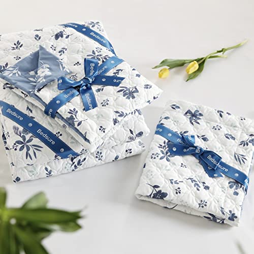Image of Bedsure Floral Quilt King Size - Reversible Blue & White Floral Comforter, Daisy Design Lightweight Bedspread Quilt Bedding, Soft Microfiber Coverlet for All Seasons (106 inchx96 inch)