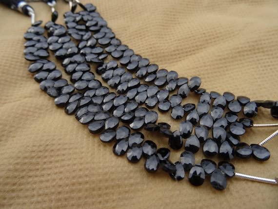 Spinel noir véritable en poires facettées pour créer un bijou plein d'amour