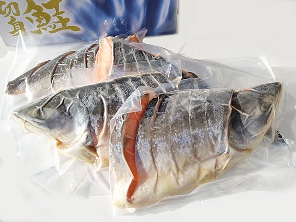 北海道四季工房 脂がのった沖獲り天然鮭姿切身 (四分割・ロシア産)