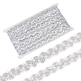 Nastro di pizzo intrecciato con paillettes:la combinazione e l'intreccio di paillettes e perline argentate creano un distinto effetto tridimensionale sui bordi intrecciati dei millepiedi. Rispetto ai bordi decorativi piatti, può evidenziare meglio l'effetto decorativo, aggiungere livelli e ricchezza agli oggetti, e renderli più vividi e vivaci visivamente.