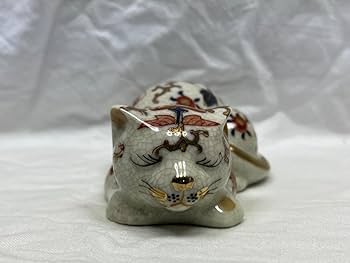 Amazon.co.jp: 古伊万里赤色金彩陶器眠り猫唐草模様 1体置物中縁起物