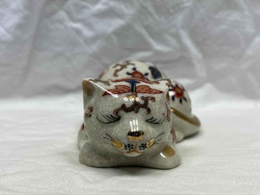 Amazon.co.jp: 古伊万里赤色金彩陶器眠り猫唐草模様 1体置物中縁起物